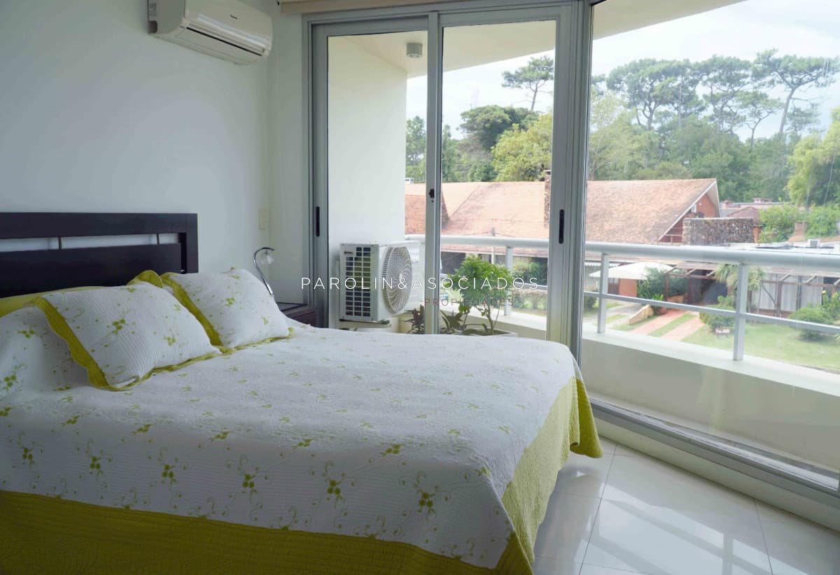 Apartamento de 3 dormitorios en venta en la Mansa, Punta del Este.