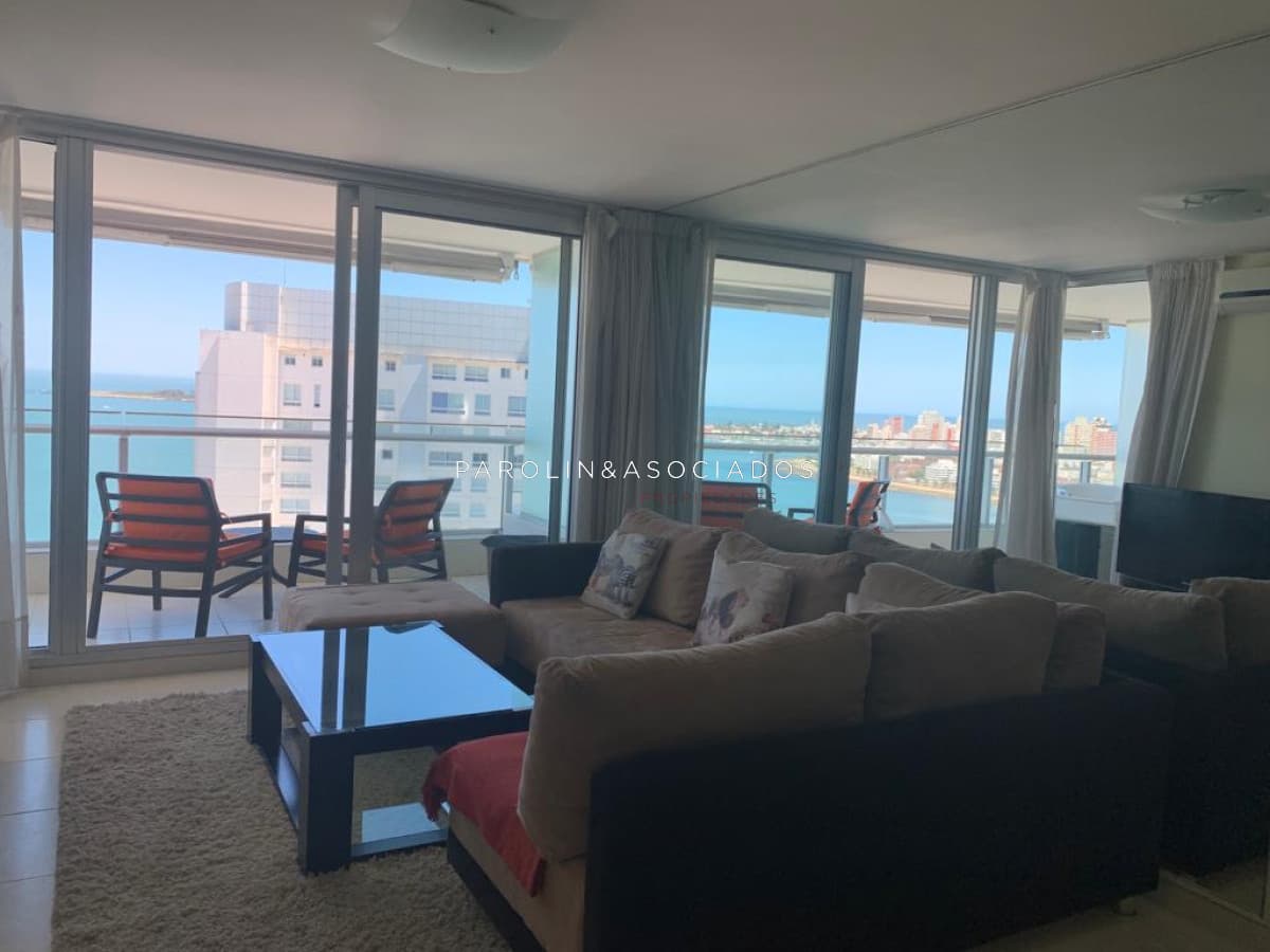 Apartamento de 2 dormitorios en venta en Season Tower, Punta del Este.