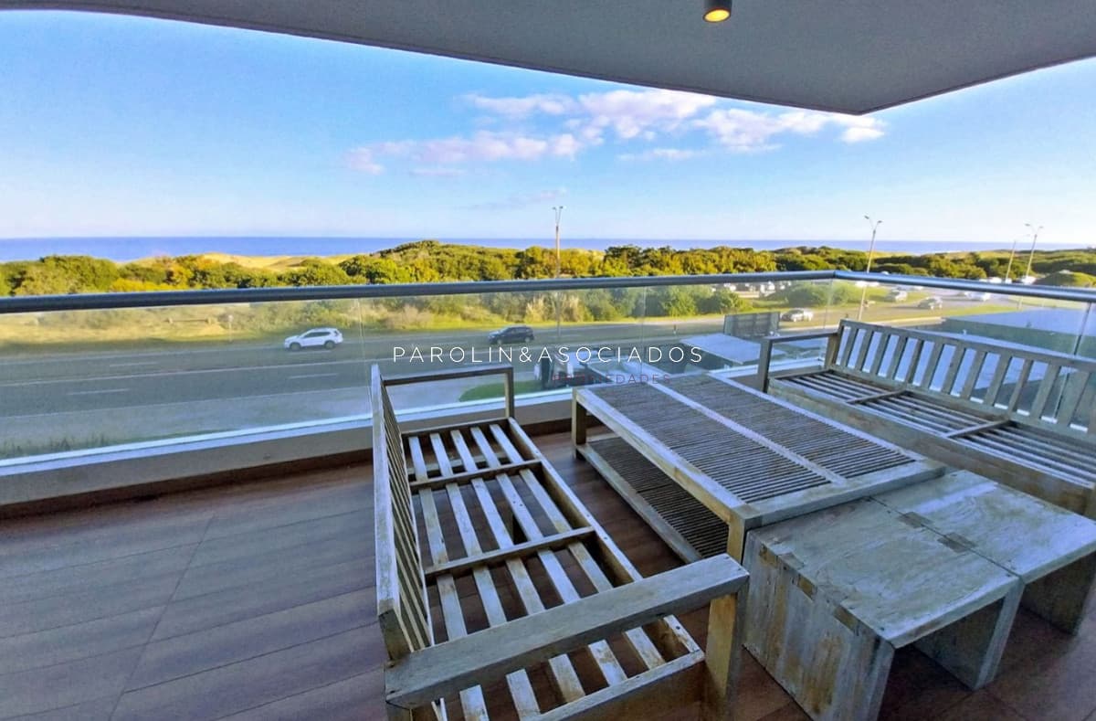 Apartamento en venta de 3 dormitorios + dependencia en edificio Silente, Punta del Este