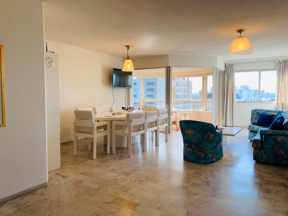 Apartamento en venta en piso alto Punta del Este.