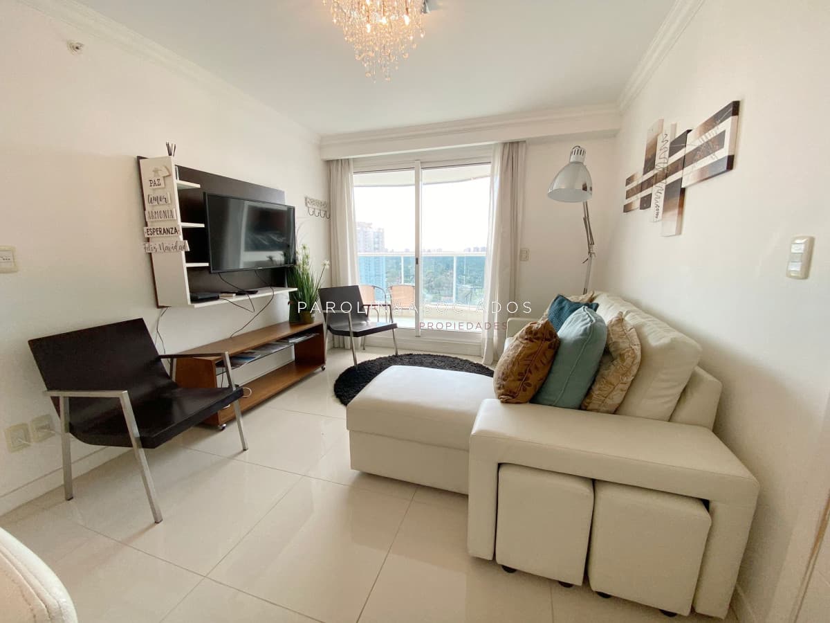 Apartamento en venta con 2 suites en Casino Tower, Punta del Este.