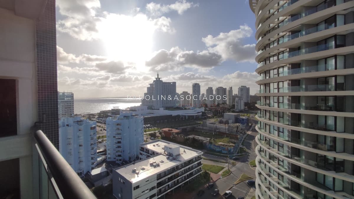 Apartamento en venta de 2 dormitorios en Torre Francia Punta Del Este.