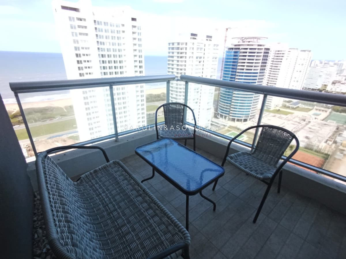 Apartamento en venta de 2 dormitorios en Look Tower, Punta del Este.