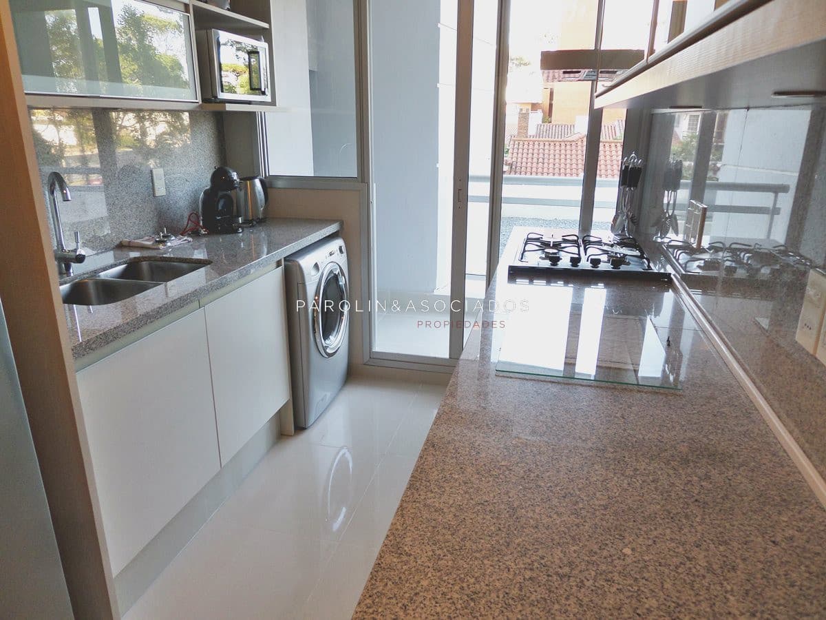 Apartamento de 2 dormitorios en venta en Sunrise Tower, Punta del Este.