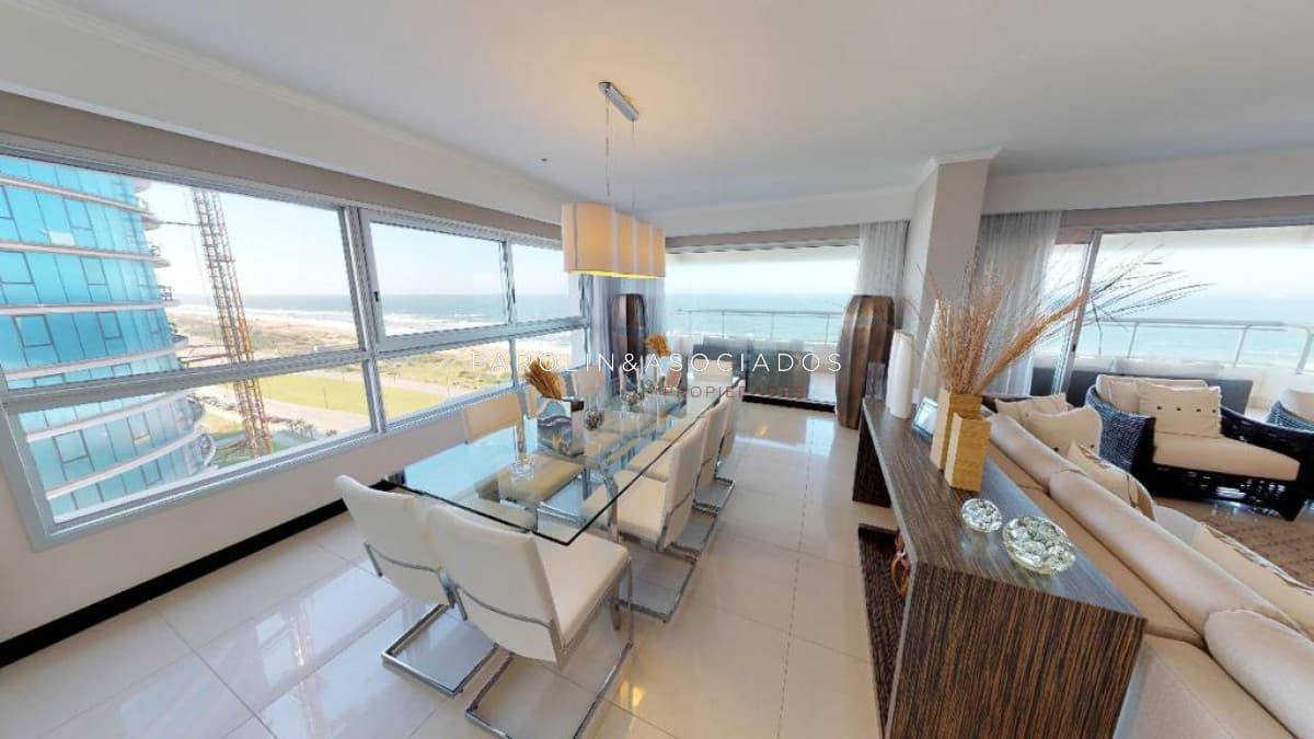 Excelente apartamento en venta en Torre Lobos, Punta del Este.