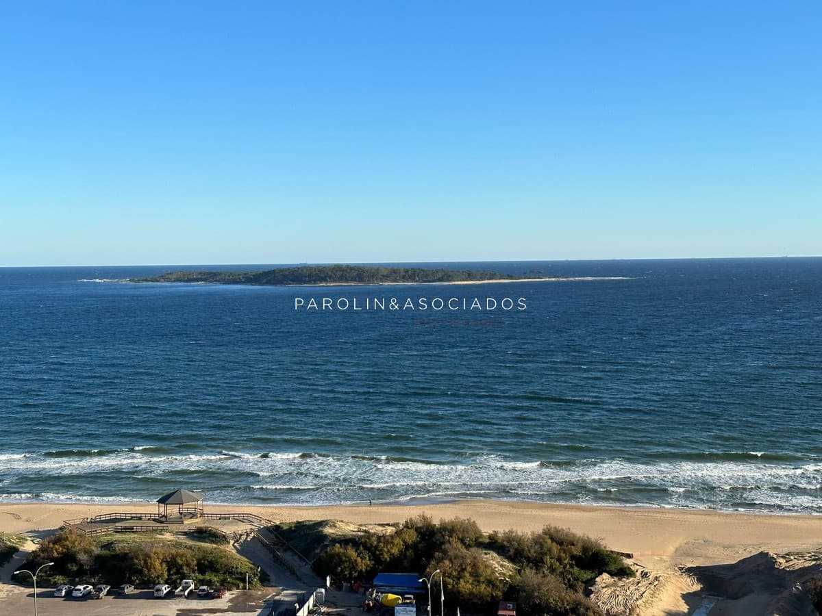 Apartamento de 4 suites en Edificio Le Jardin, Mansa Punta del Este.