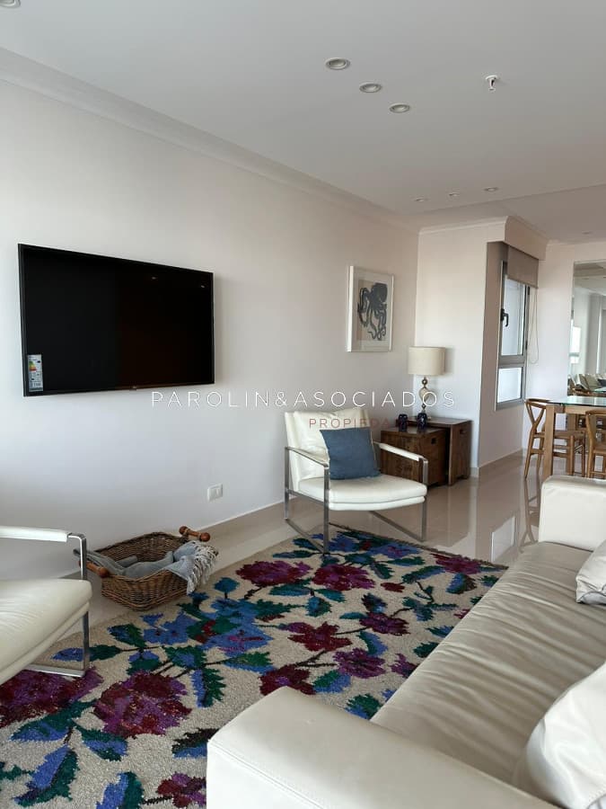 Apartamento en venta en edificio Miami Boulevard, playa Mansa Punta del Este.