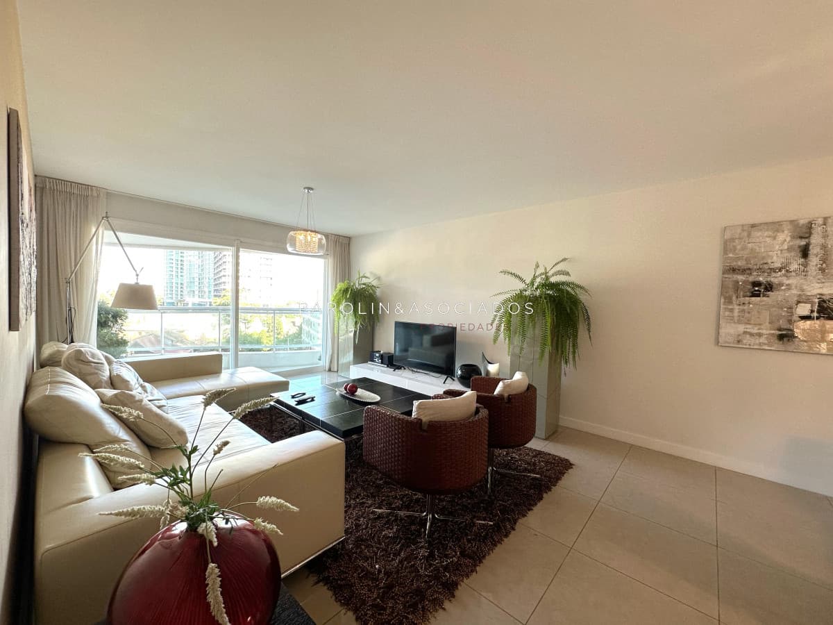 Apartamento en Venta de 2 dormitorios + dependencia de servicio en torre Aquarela , Playa Mansa Punta del Este