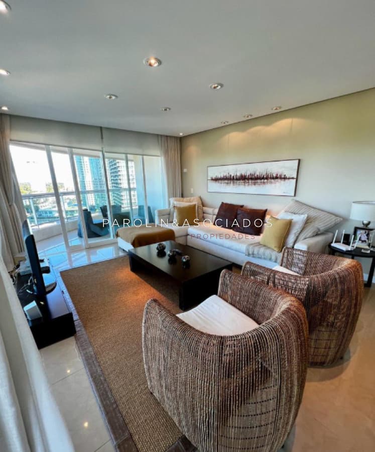 Apartamento en venta de 2 dormitorios y dependencia en torre Aquarela, Punta del Este.