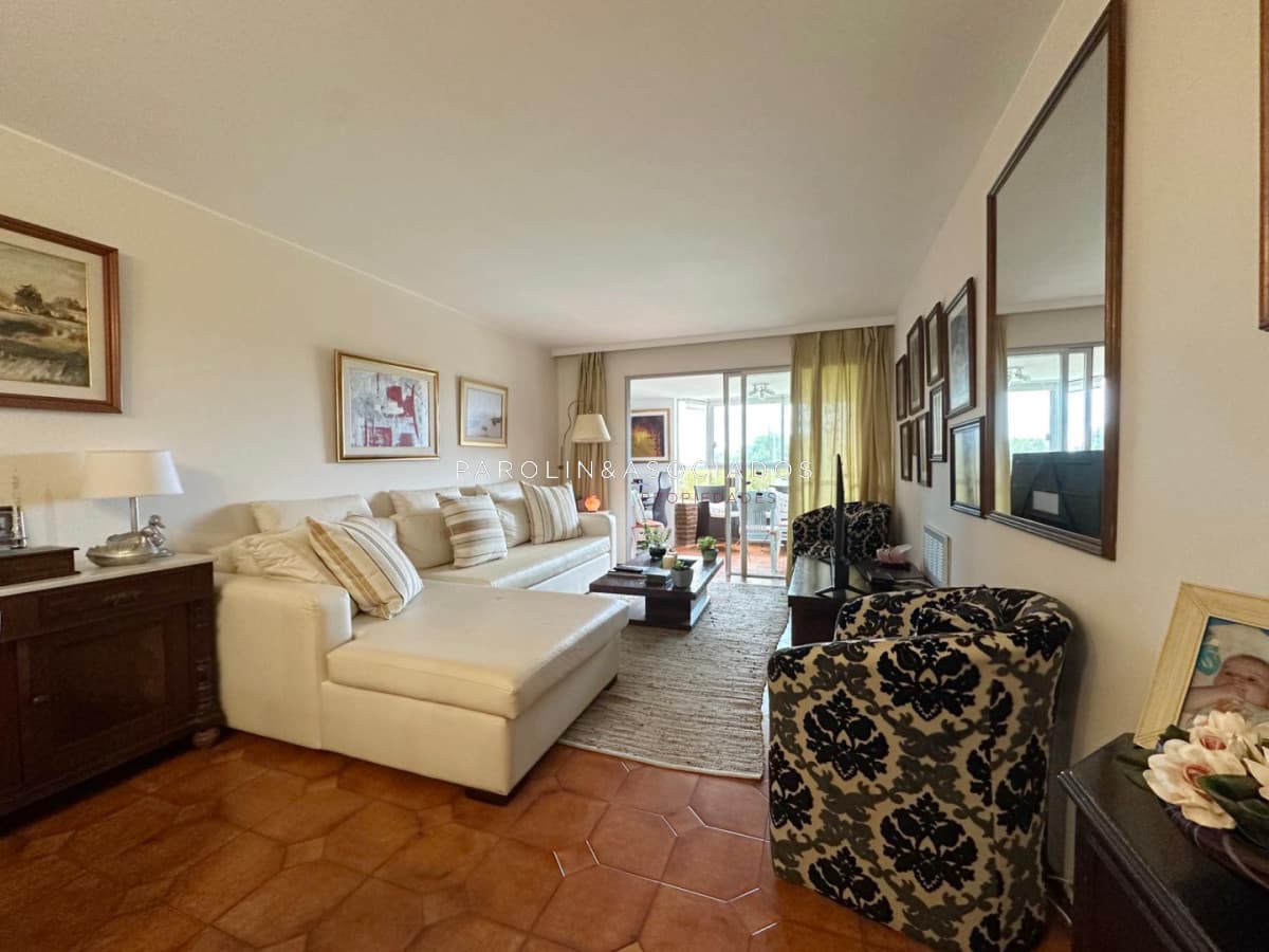 Departamento en Venta de 3 Dormitorios + dependencia en Playa Mansa, Punta del Este