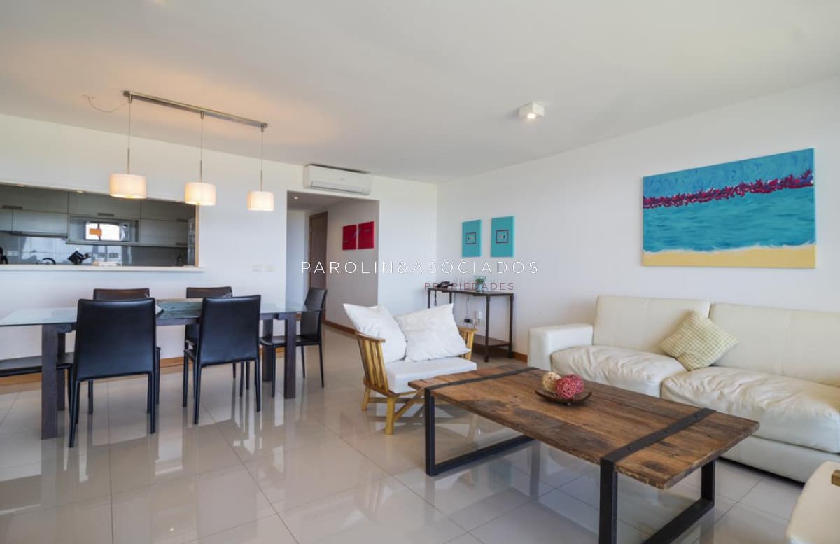 Departamento en venta de 3 Dormitorios en edificio Blue Bird, Punta del Este