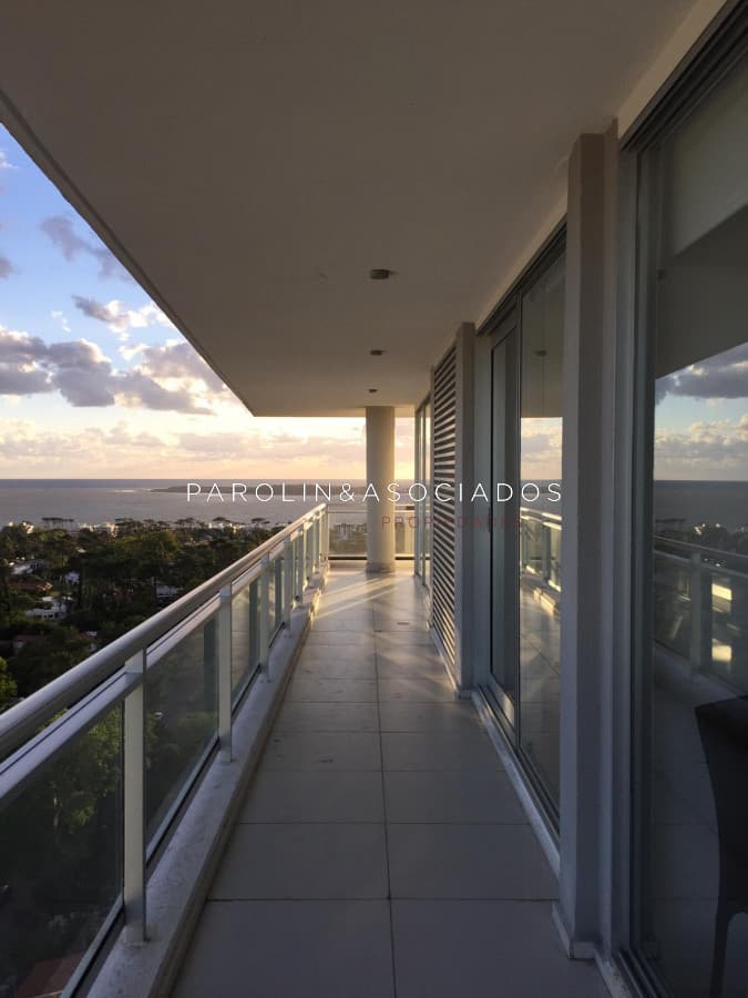 Apartamento de 2 dormitorios en venta en Bellagio Tower, Punta del Este.