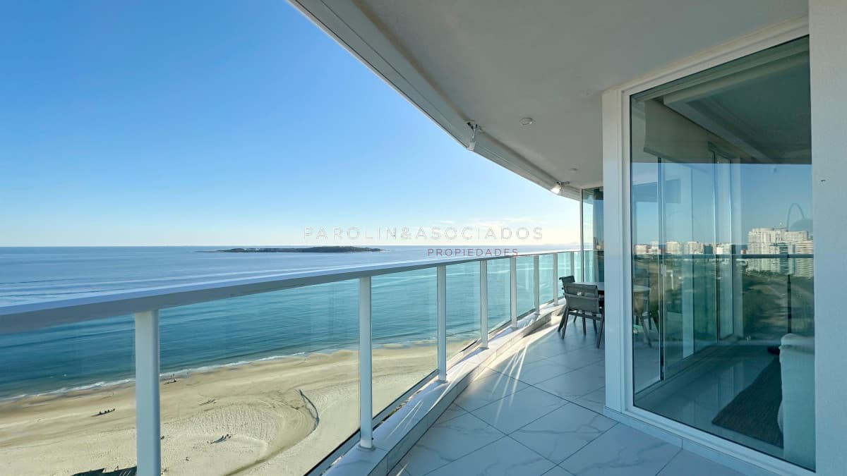 Apartamento en venta en edificio Paramount de 3 suites + dependencia de servici. Playa Mansa, Punta del Este