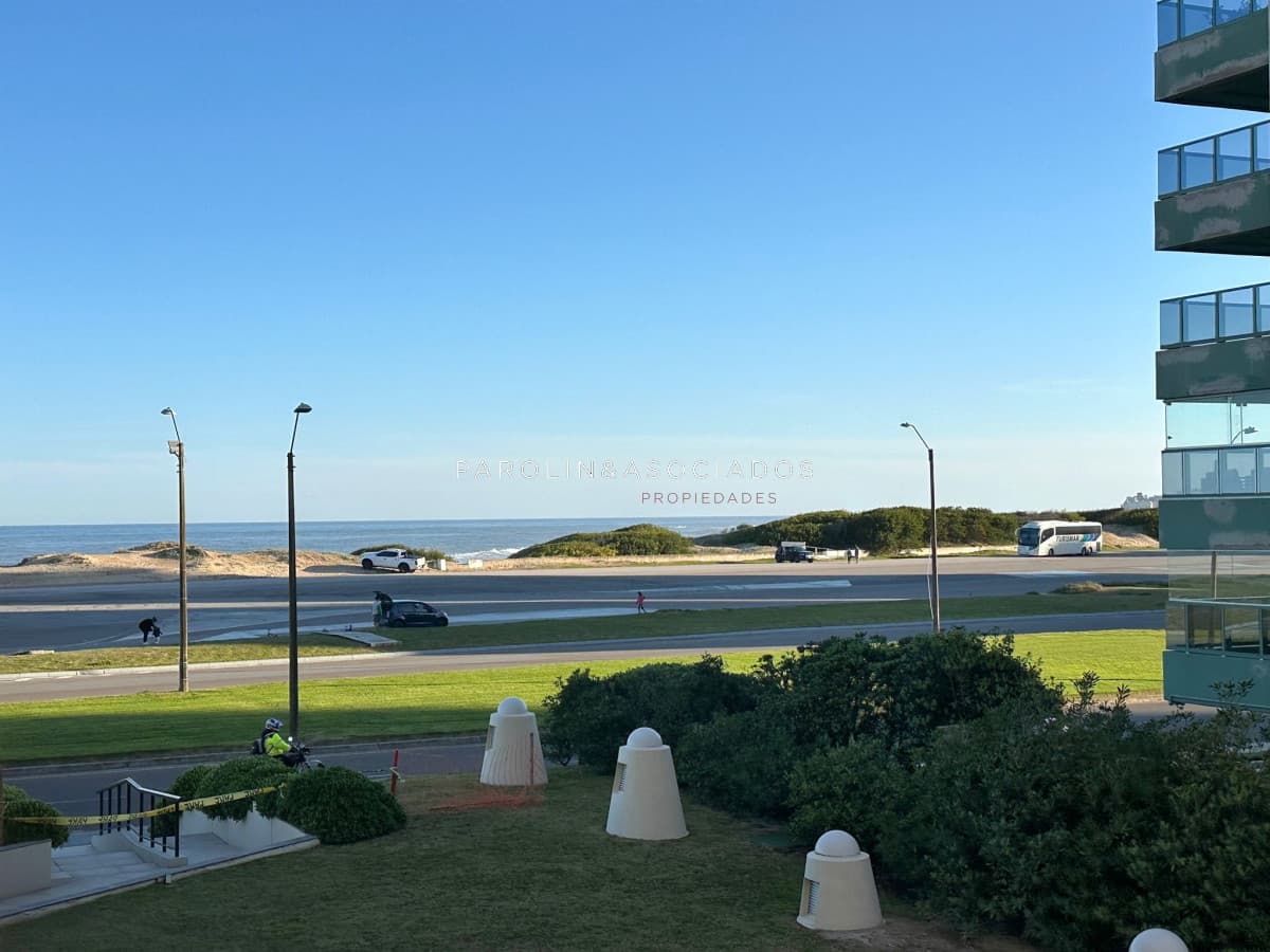 Apartamento en venta de 2 dormitorios en Torre Cristal, Punta del Este.