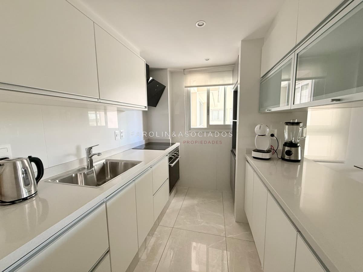 Apartamento de 2 dormitorios en venta en Miami Boulevard, Punta del Este.