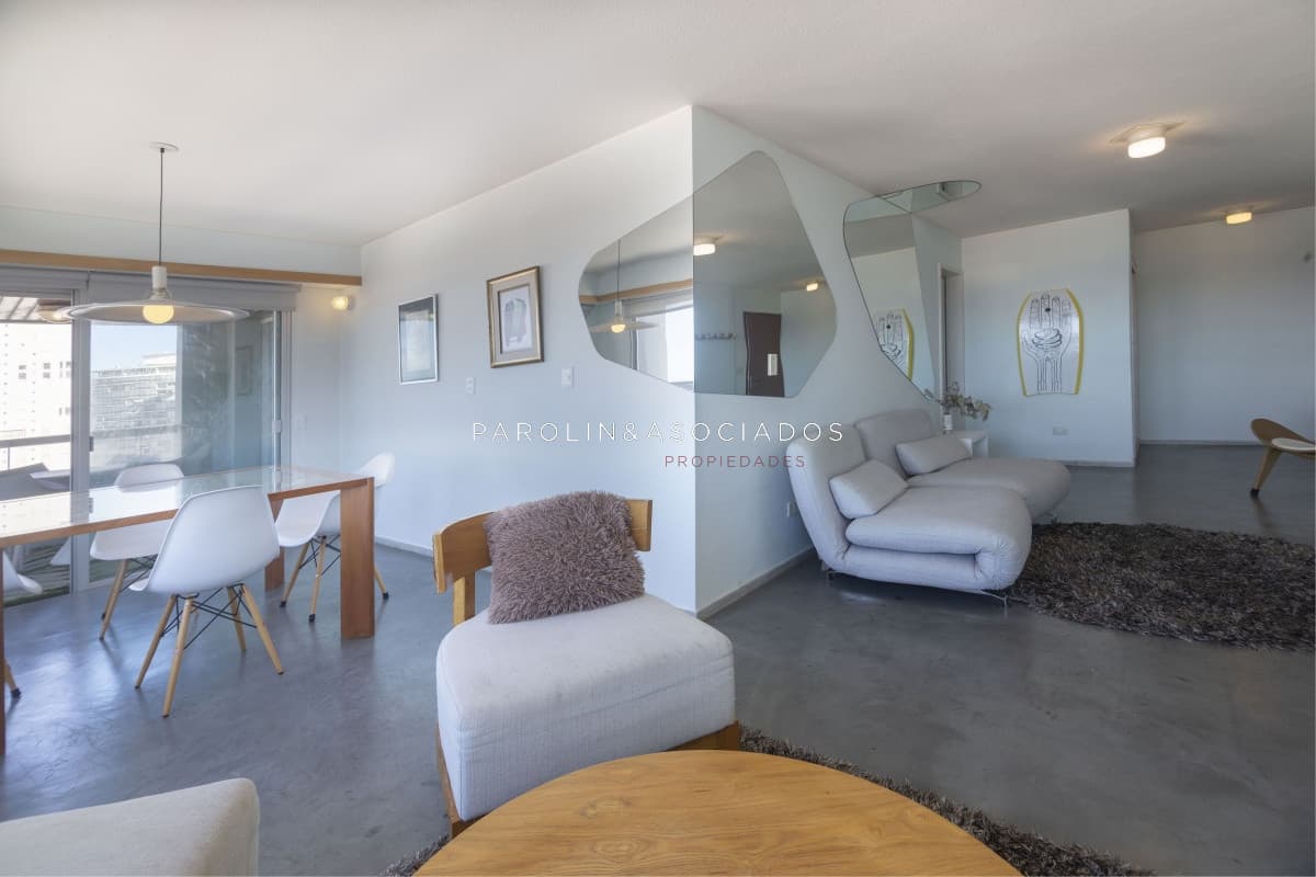 Apartamento en venta de 2 dormitorios en edificio Van Gogh, Punta del Este.