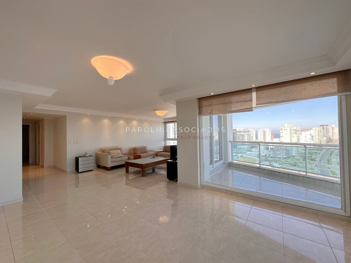 Apartamento de 3 dormitorios en suite, en Torre Millenium con vista a la mansa. Punta del Este