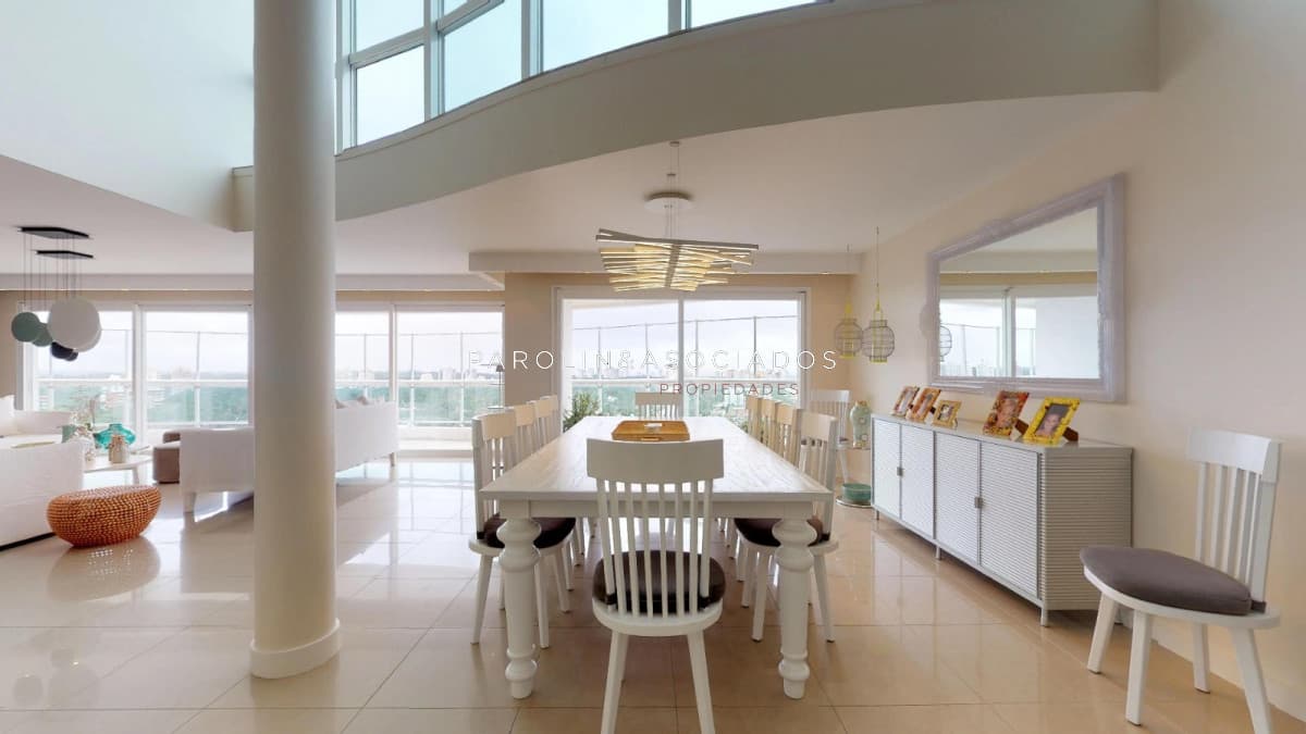 Penthouse en venta de 4 dormitorios en torre Aquarela, Punta del Este.