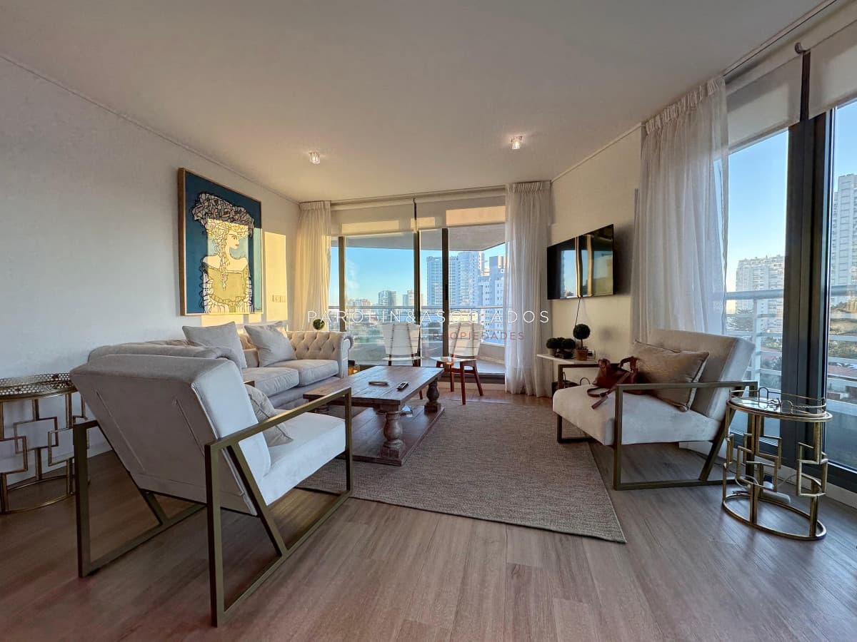 Apartamento en venta de 2 dormitorios en torre Alexander Boulevard, Punta del Este.