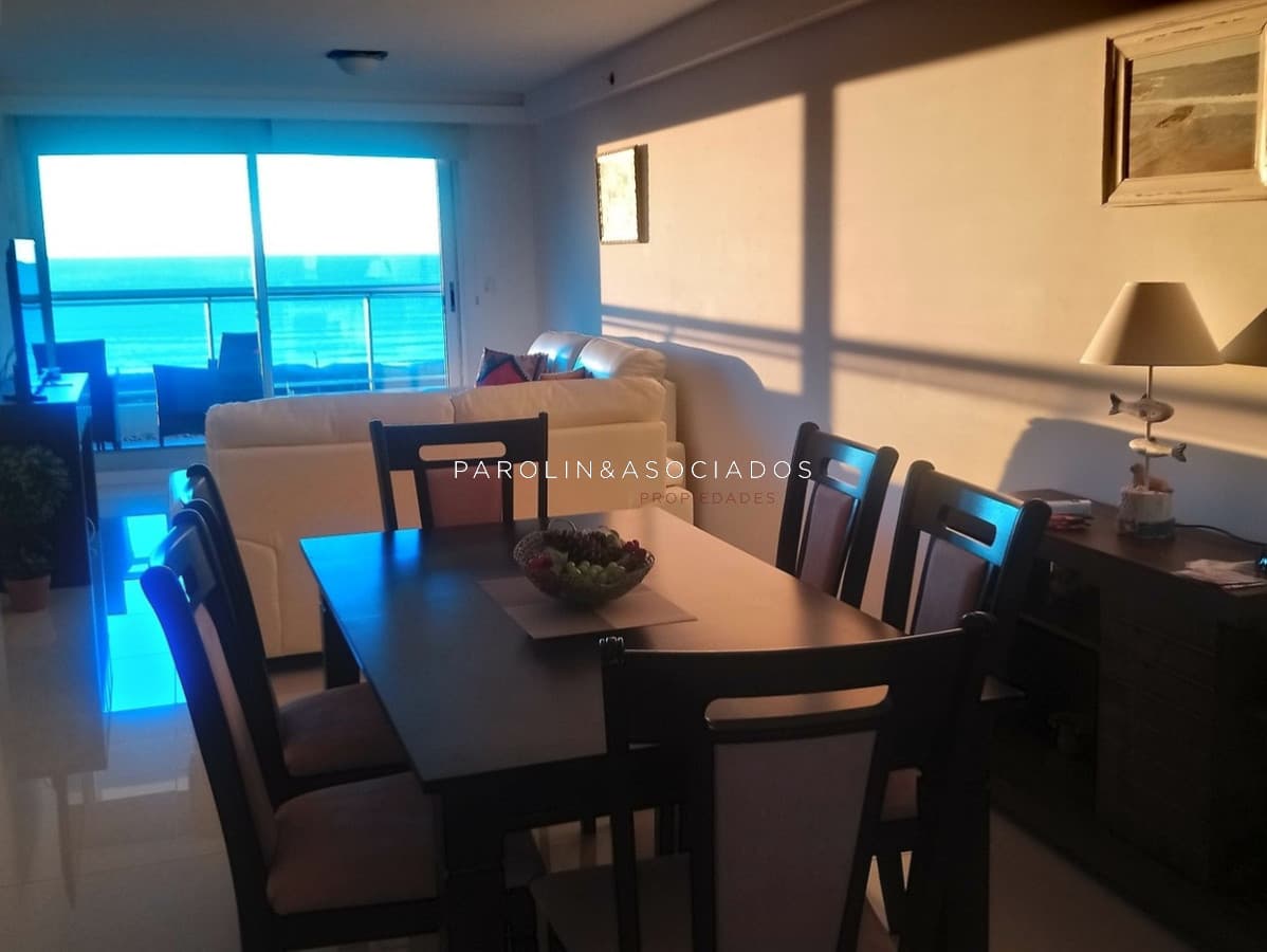 Apartamento en venta de 2 dormitorios en Look Tower, Punta del Este.