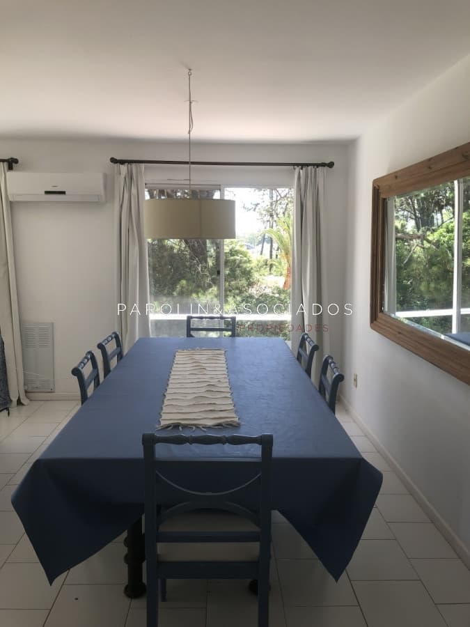 Apartamento en venta de 2 dormitorios + dependencia en Pinares, Punta del Este.