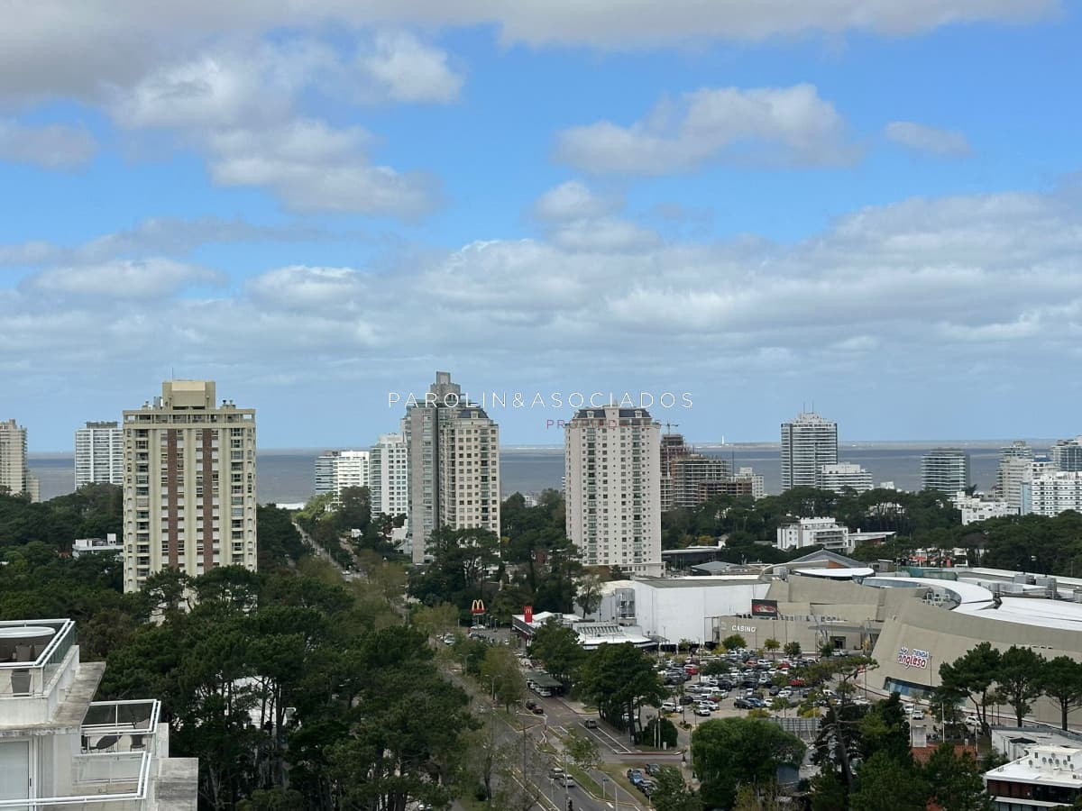 Apartamento de 1 dormitorio y medio en torre Yoo, Punta del Este.
