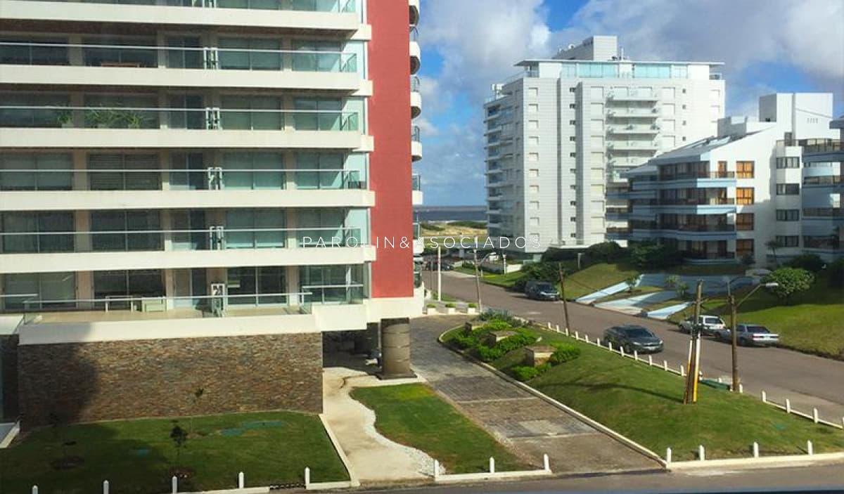 Apartamento de 2 dormitorios en venta en Torre Esmeralda, Punta del Este.