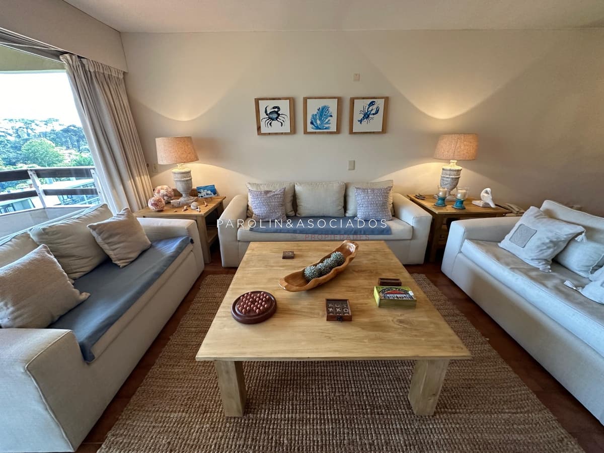 Apartamento de 3 dormitorios y dependencia de servicio en edificio Bora Bora, Punta del Este.