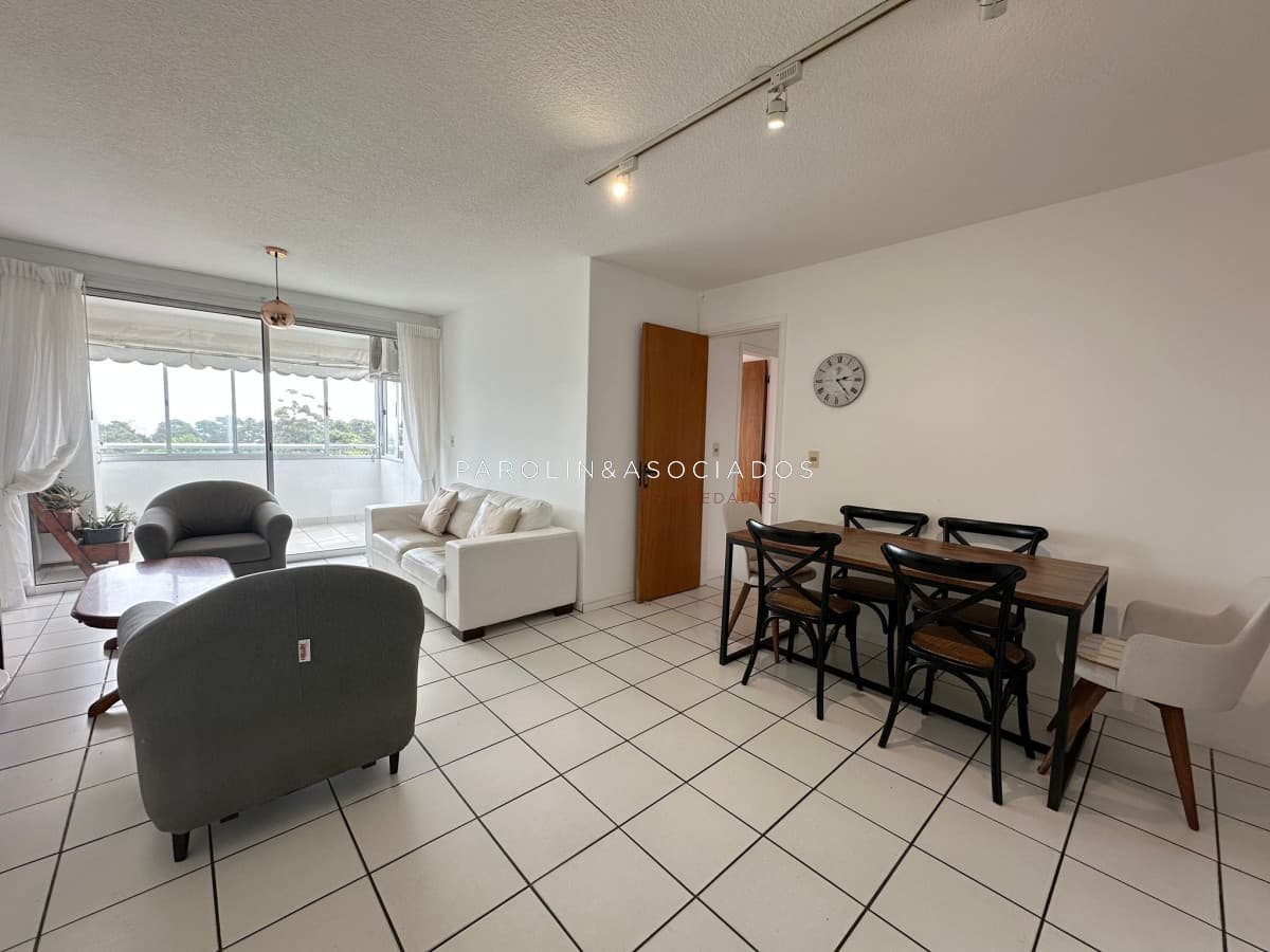 Apartamento en venta de 3 dormitorios en edificio Leblón, Punta del Este.