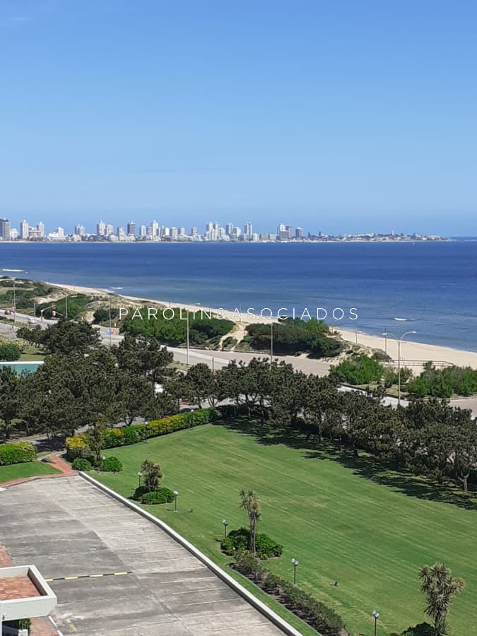 Apartamento en venta de 3 dormitorios en Punta del Este.