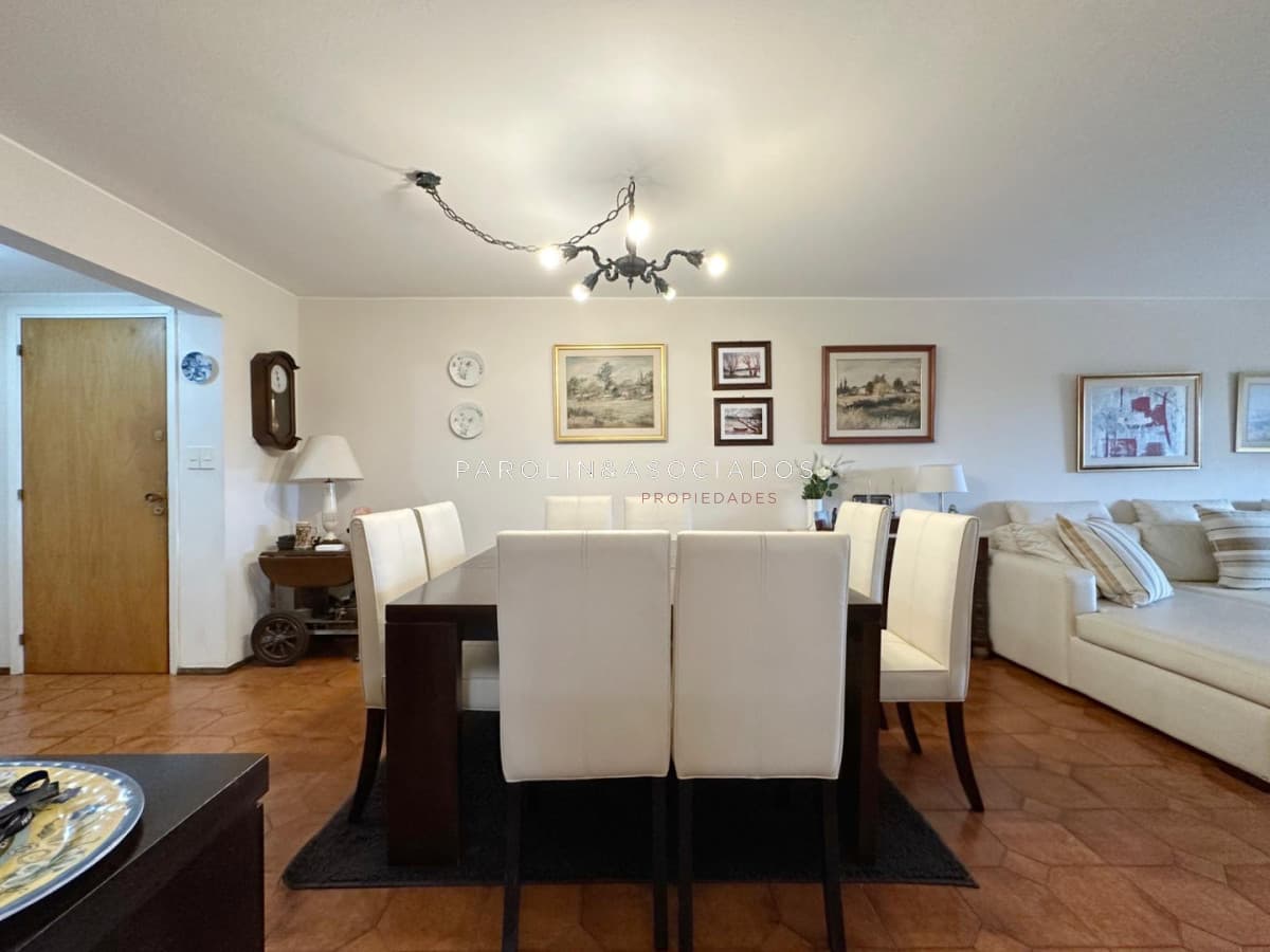 Departamento en Venta de 3 Dormitorios + dependencia en Playa Mansa, Punta del Este