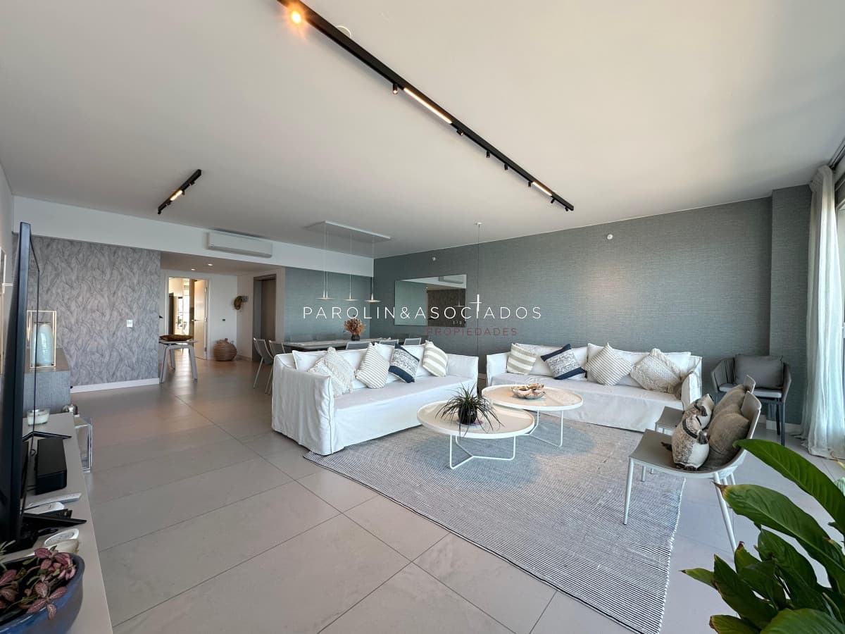 Apartamento en venta en edificio Le Parc lll, Punta del Este.