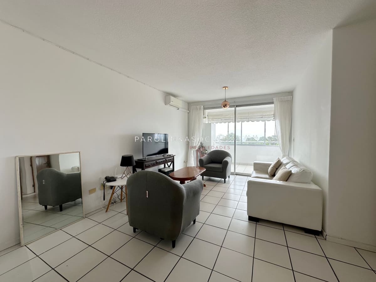 Apartamento en venta de 3 dormitorios en edificio Leblón, Punta del Este.