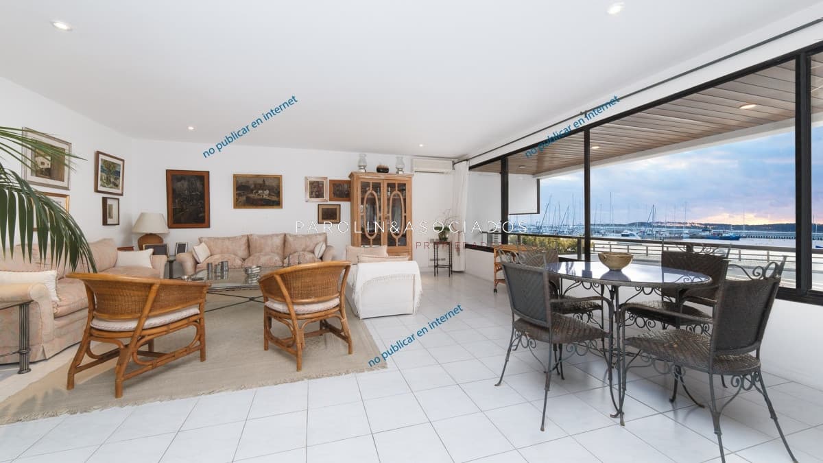 Apartamento en venta de 4 dormitorios en edificio Amarras del Este, Punta del Este.