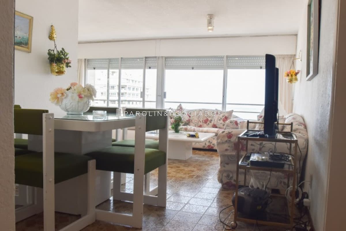 Apartamento de 2 dormitorios en venta en Punta del Este.