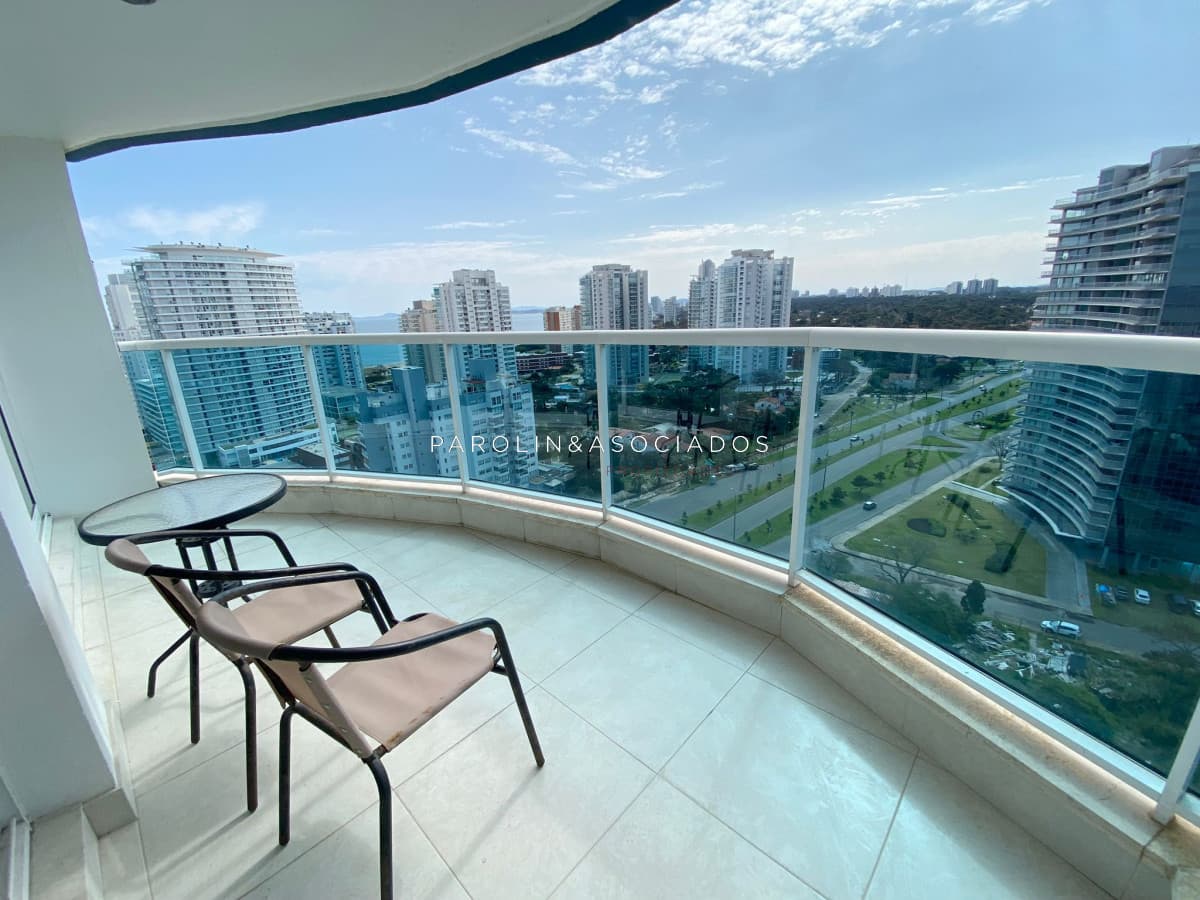 Apartamento en venta con 2 suites en Casino Tower, Punta del Este.