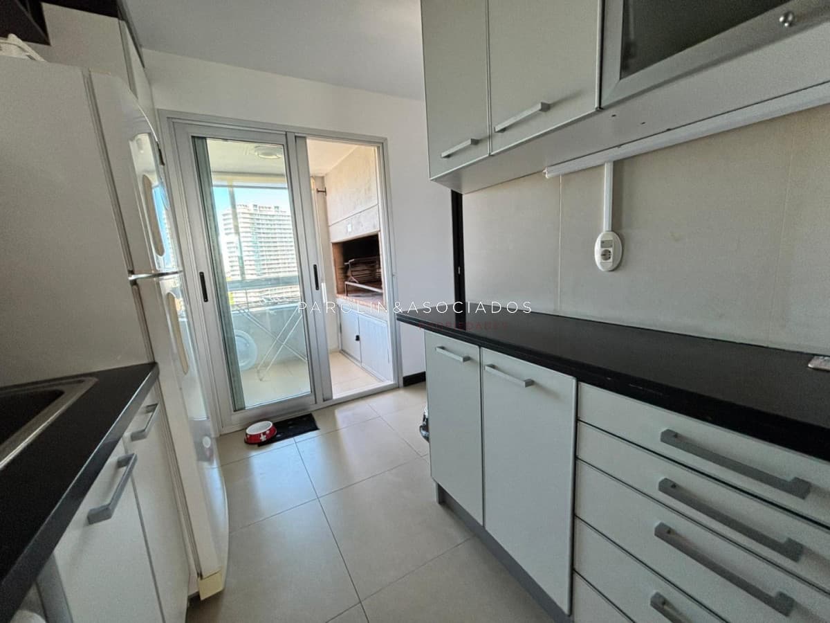Apartamento de 2 dormitorios en edificio Gala Tower, Playa Mansa Punta del Este
