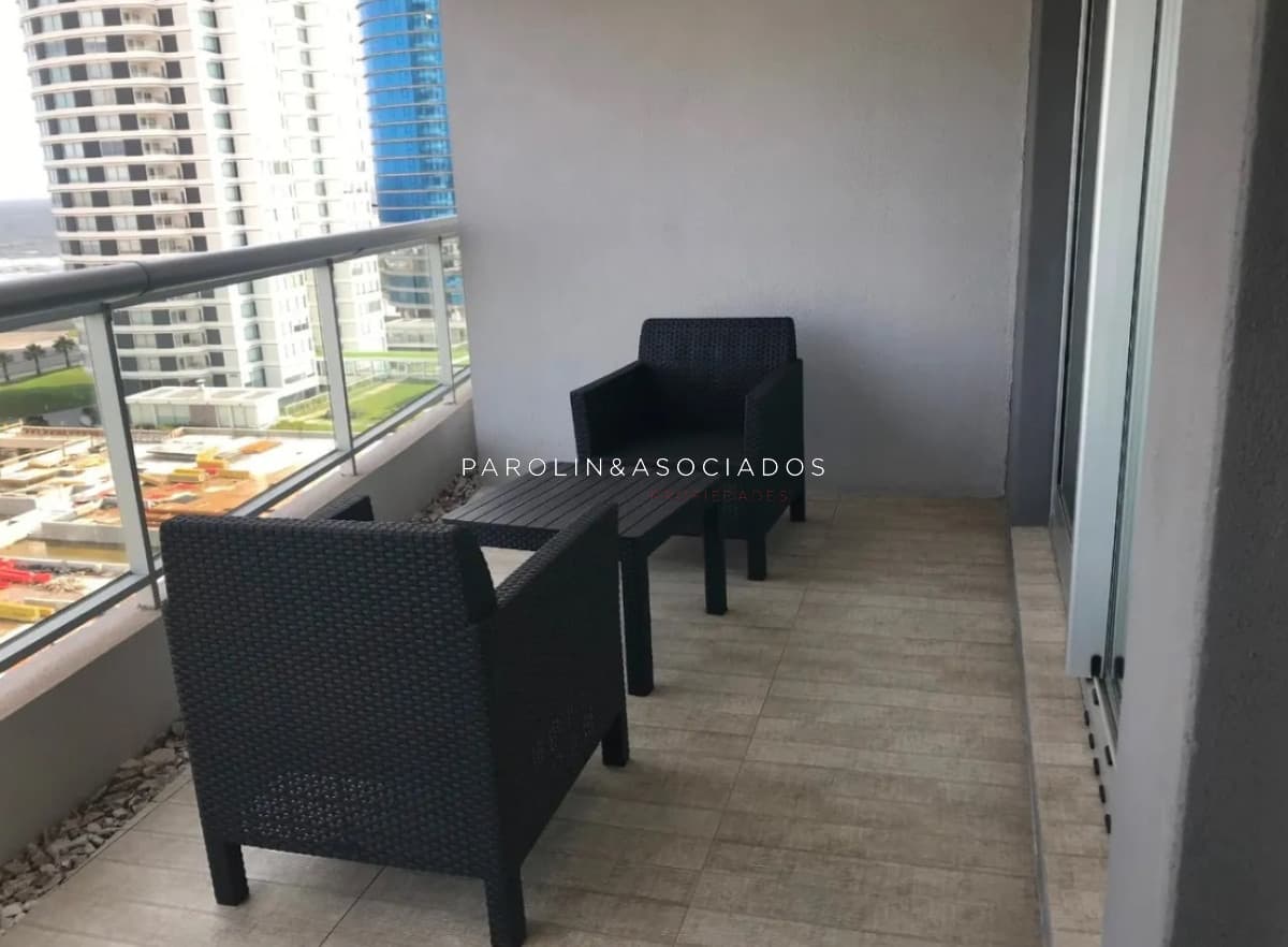 Apartamento de 2 dormitorios en venta en Look Tower, Punta del Este.