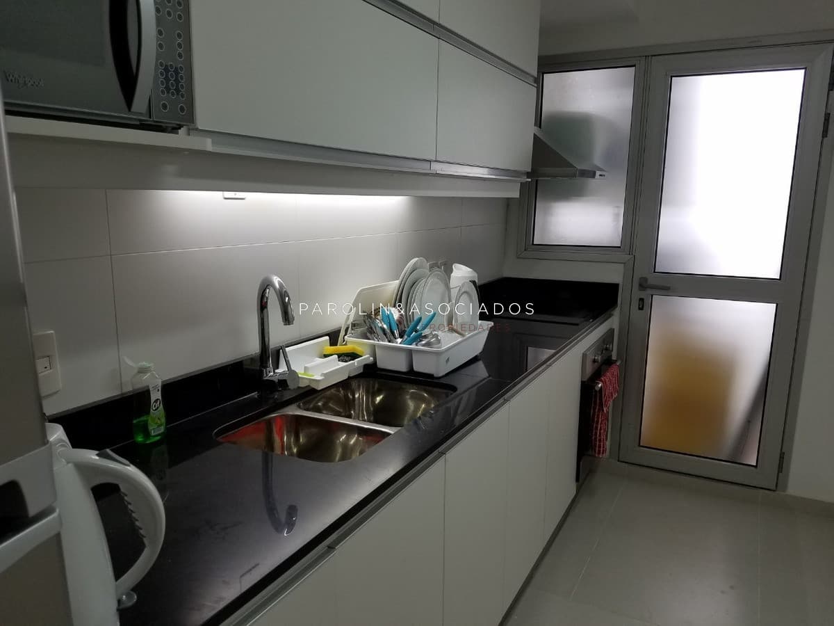 Apartamento en venta en piso alto en edificio Bellagio, Punta del Este.