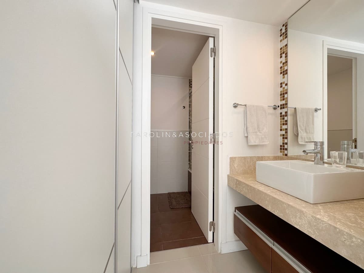 Apartamento de 2 dormitorios en venta en Forest Tower II, Punta del Este.
