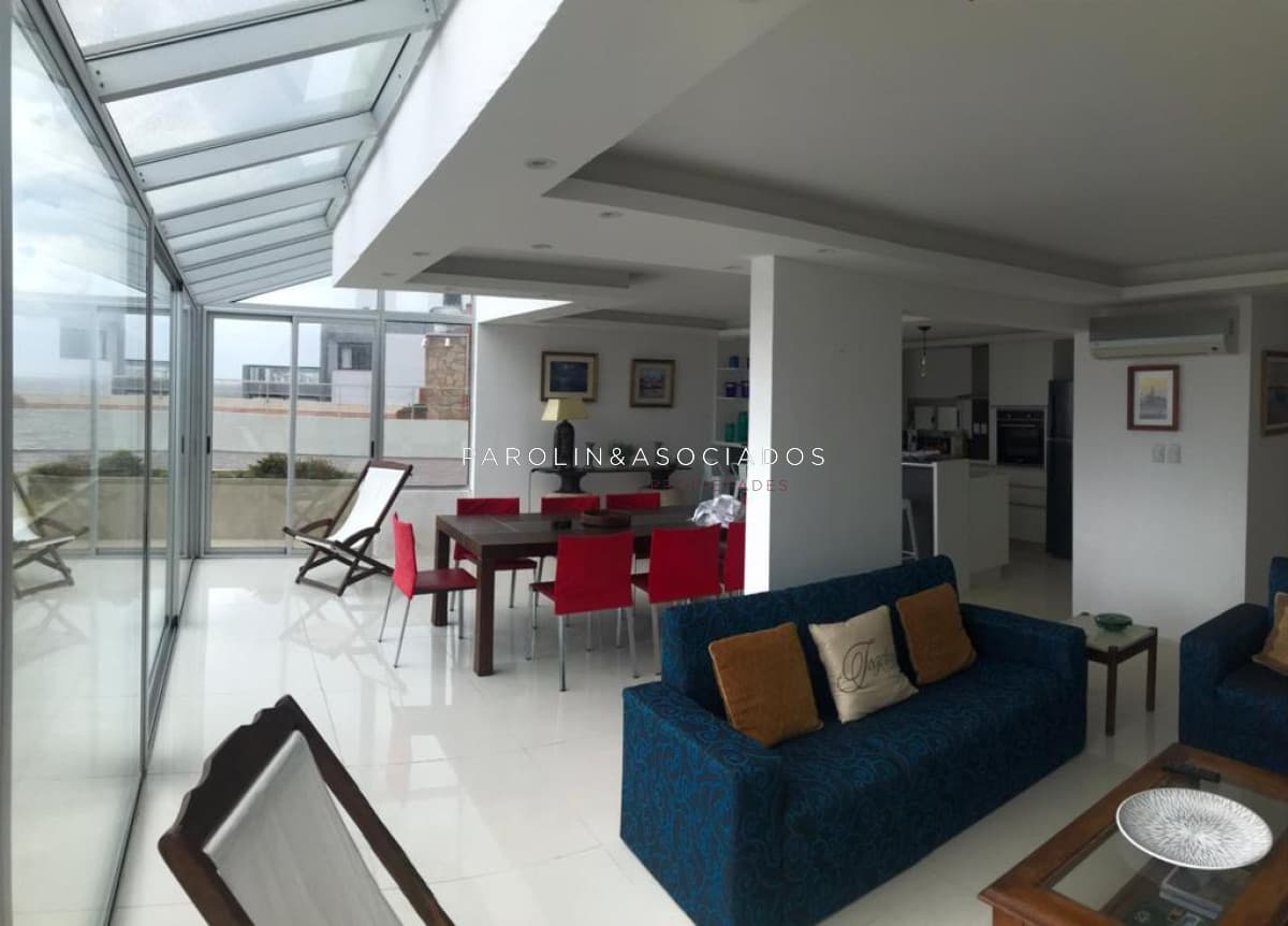 Penthouse en venta de 4 suites en edificio Punta Vapor, Punta del Este.