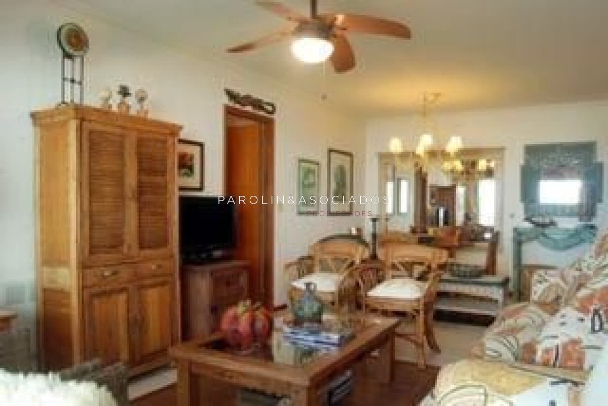 Apartamento en venta de 2 dormitorios en Ocean Tower, Punta del Este.