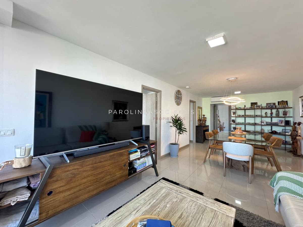 Departamento en Venta de 2 Dormitorios en edificio Onix, Punta del Este