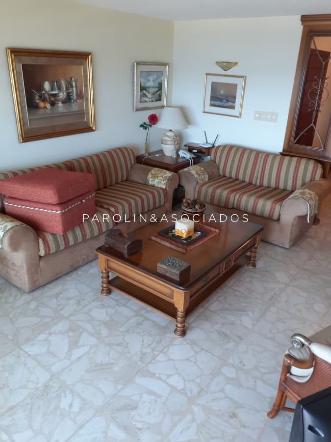 Apartamento en venta de 3 dormitorios en Punta del Este.