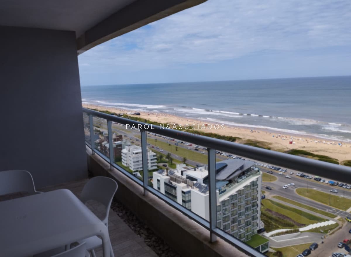 Departamento en Venta de 2 Dormitorios en Edificio Look, Punta del Este
