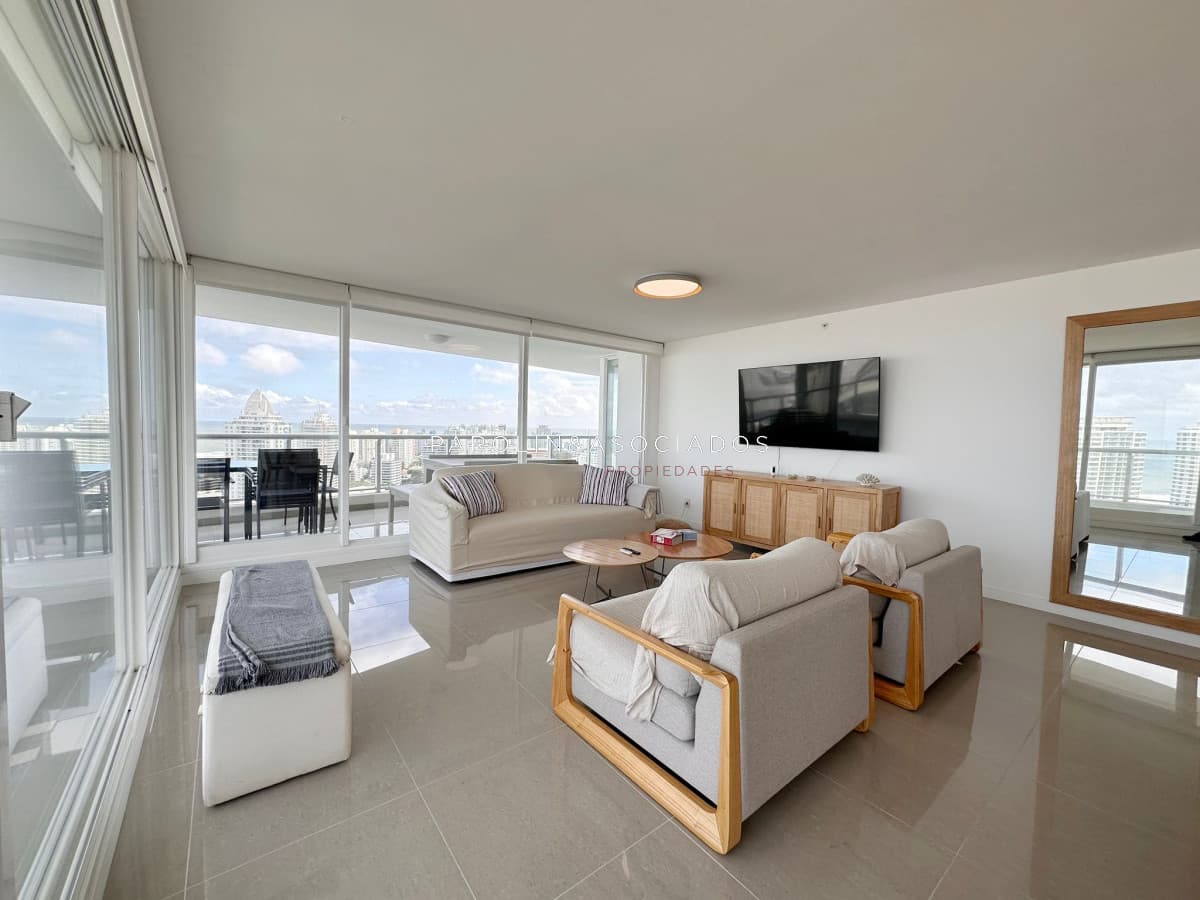 Apartamento de 3 dormitorios en suite en venta en Torre One, Punta del Este.