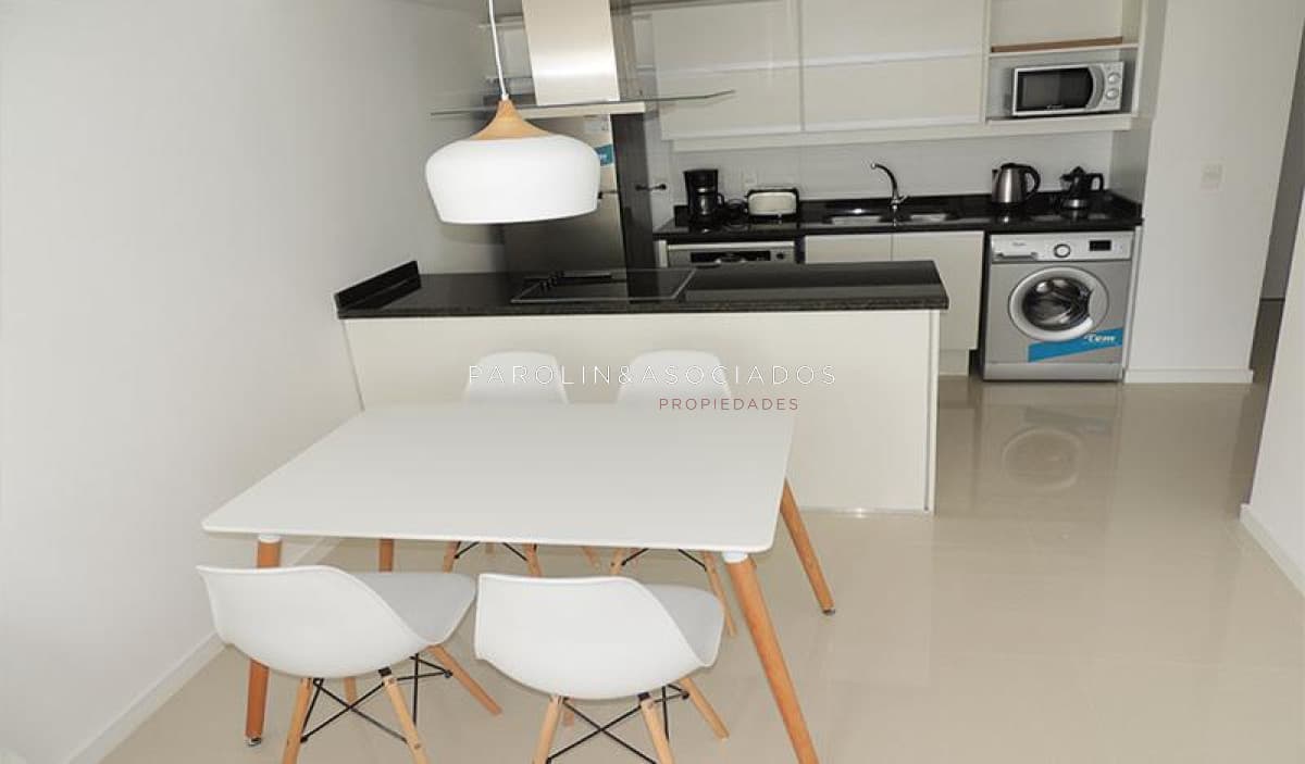 Apartamento de 2 dormitorios en venta en Torre Esmeralda, Punta del Este.
