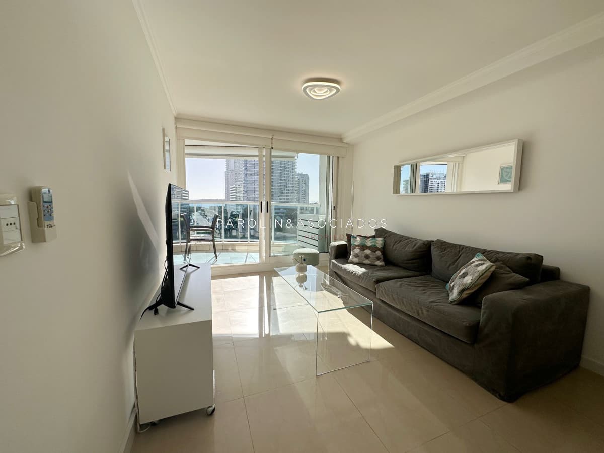 Apartamento en venta de 2 dormitorios en Casino Tower, Punta del Este.