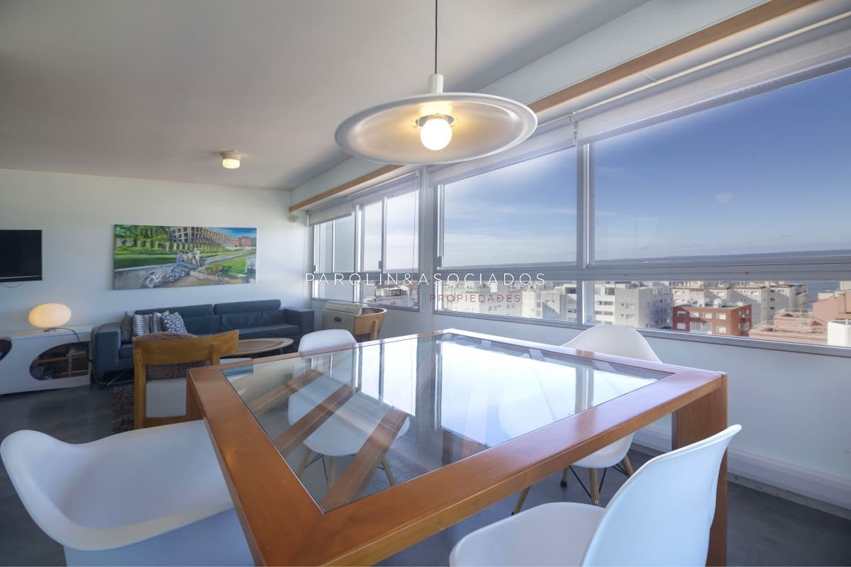 Apartamento en venta de 2 dormitorios en edificio Van Gogh, Punta del Este.
