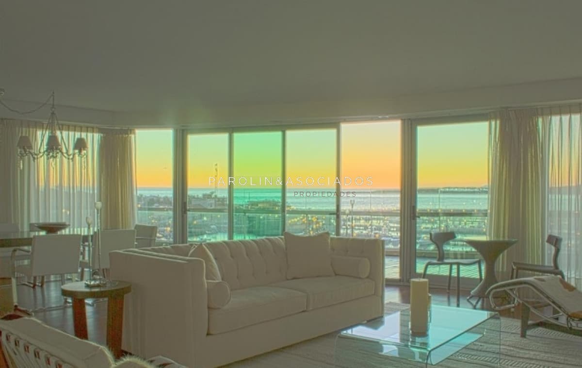Penthouse de 4 dormitorios en venta en edificio Quay, Punta del Este.